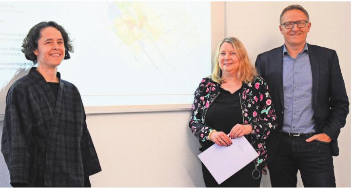 Ein strategisches Instrument erarbeitet (v. l.): Ines Schmid (Metron), Claudia Schwarzmeier und Gemeindeammann Arsène Perroud. Bild: dm Ein strategisches Instrument erarbeitet (v. l.): Ines Schmid (Metron), Claudia Schwarzmeier und Gemeindeammann Arsène Perroud. Bild: dm