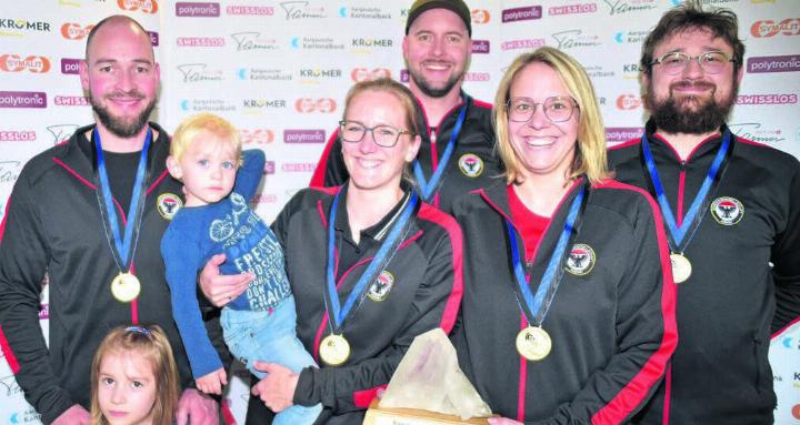 Favoritensieg im Feld A durch die SG Aarau mit (von links) Raphael und Bettina Bereuter mit ihren Kindern Elina und Robin, Stefan Bereuter, Michèle Maurer und Andrea Rossi Bild: zg