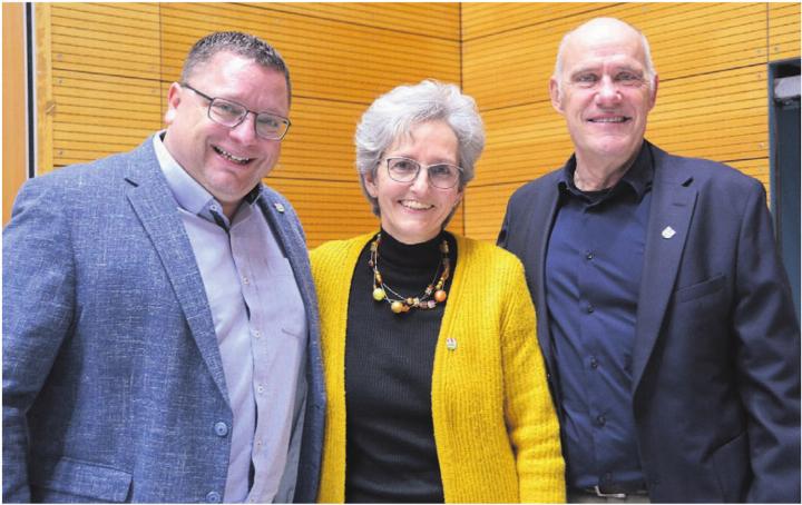 Gemeindeammann Norbert Ender (rechts) durfte respektive musste gleich zwei seiner Ratskollegen verabschieden. Daniel Pietsch tritt nach acht Jahren zurück, Vizeammann Cornelia Stutz nach zwölf. Bild: Chregi Hansen Gemeindeammann Norbert Ender (rechts) durfte respektive musste gleich zwei seiner Ratskollegen verabschieden. Daniel Pietsch tritt nach acht Jahren zurück, Vizeammann Cornelia Stutz nach zwölf. Bild: Chregi Hansen