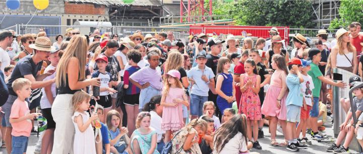 Die Einweihung der beiden Primarschulhäuser war auch für die kleineren Gäste ein feines Fest. «Denn wir bauen die Schulhäuser ja nicht zum Selbstzweck, sondern für die Kinder», betonte Gemeindeammann Arsène Perroud bei seiner Festansprache.