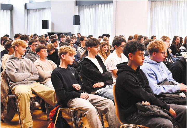 Ein Staatskundetag bringt für die Schülerinnen und Schüler Abwechslung in ein eher nicht so beliebtes Schulfach. Bilder: Monica Rast Ein Staatskundetag bringt für die Schülerinnen und Schüler Abwechslung in ein eher nicht so beliebtes Schulfach. Bilder: Monica Rast