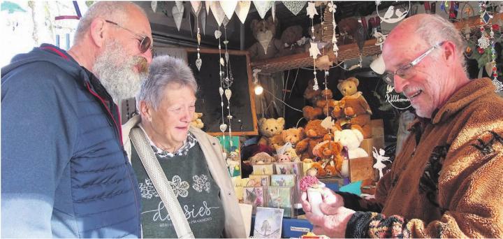 Florierender Osterhandel: Voller Freude zeigt Marktfahrer Paul Vogel (rechts) dem interessierten Paar eine gegossene Figur aus seinem Sortiment. Bild: Bernadette Oswald