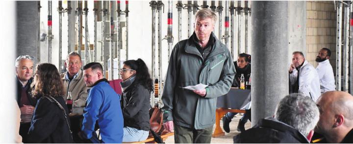 Gemeinderat und Vizeammann Thomas Burkard mitten in der neuen Pausenhalle: «Allen Beteiligten ein grosses Dankeschön.» Bilder: Daniel Marti Gemeinderat und Vizeammann Thomas Burkard mitten in der neuen Pausenhalle: «Allen Beteiligten ein grosses Dankeschön.» Bilder: Daniel Marti