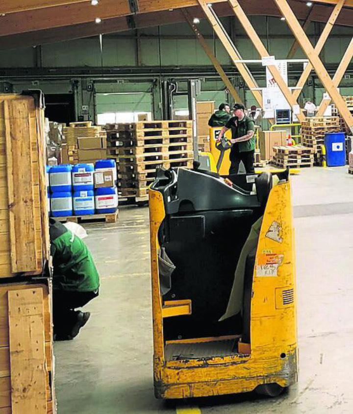 Überall in den Hallen sind Mitarbeitende mit Staplern unterwegs. Bild: chh