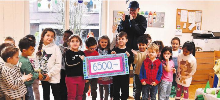 Mit viel Engagement und Herzblut für eine gute Sache: Kindergärtner übergeben den Scheck Claude Wuillemin von der Kinderhilfe Sternschnuppe. Bild: Monica Rast