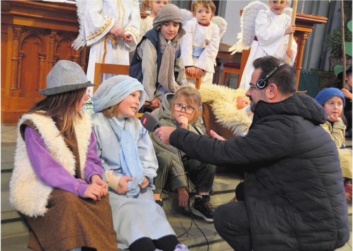 Stolz erzählen die Kinder ins SRF-Radio-Mikrofon, was ihnen am Krippenspiel Spass macht. Stolz erzählen die Kinder ins SRF-Radio-Mikrofon, was ihnen am Krippenspiel Spass macht.