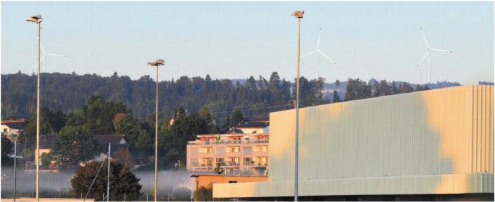 Gibt es ein Ja zur Teiländerung des Kulturlandplans und damit zum Windpark, sähe der Blick von Merenschwand auf den Lindenberg künftig so aus. Bilder: zg