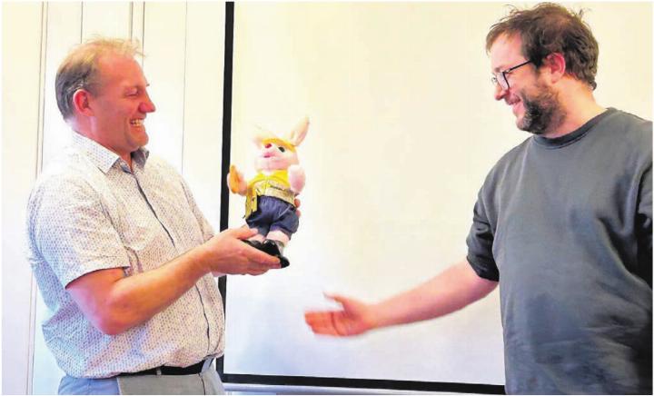 Matthias Ott (rechts) überreicht dem diesjährigen Gewinner des Holzpreises Christoph Schmid auch ein Duracell-Maskottchen. «Wer ihn kennt, weiss, dass er viel Energie hat. Deshalb passt das», so Ott. Bild: Sabrina Salm Matthias Ott (rechts) überreicht dem diesjährigen Gewinner des Holzpreises Christoph Schmid auch ein Duracell-Maskottchen. «Wer ihn kennt, weiss, dass er viel Energie hat. Deshalb passt das», so Ott. Bild: Sabrina Salm