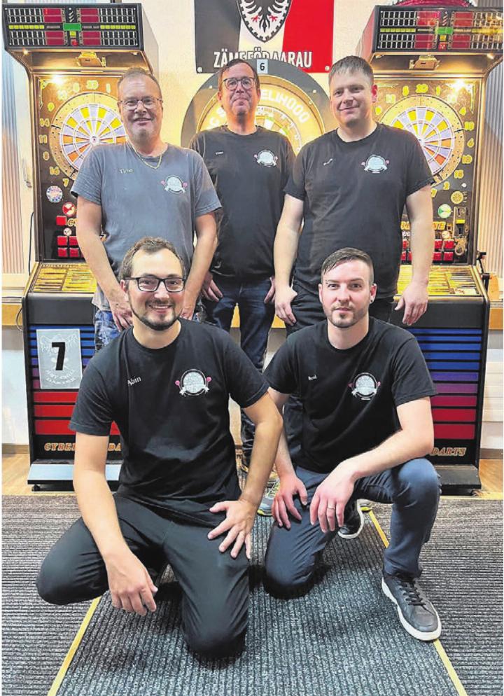 Das Aufstiegsteam der Erus-Darter, hinten, von links: Timo Michel, Matthias Kalt, Roman Wegmüller. Vorne: Alain Jost, Benjamin Kurz. Es fehlen: Roman und Daniel Jäggi. Bild: zg