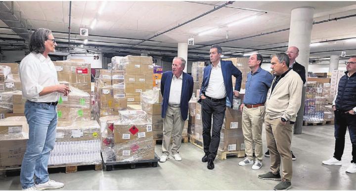 Marco Haller (links), ehemaliger FC-Wohlen-Spieler und Filialleiter der Planzer AG in Villmergen, erklärt mitten unter Dutzenden von Kartons den FCW-Donatoren den Betrieb. Bilder: Josip Lasic Marco Haller (links), ehemaliger FC-Wohlen-Spieler und Filialleiter der Planzer AG in Villmergen, erklärt mitten unter Dutzenden von Kartons den FCW-Donatoren den Betrieb. Bilder: Josip Lasic