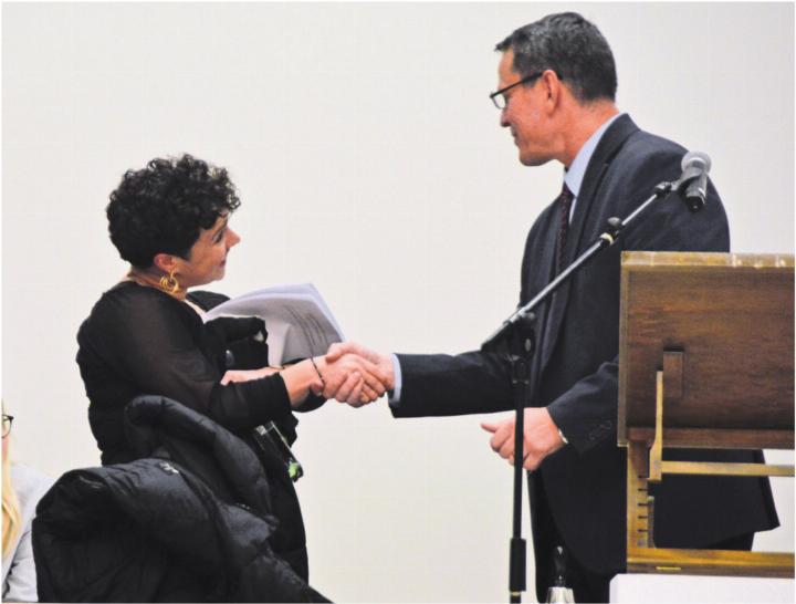 Gemeindeammann Roland Vogt gratuliert der neuen Einwohnerratspräsidentin Julia Frischknecht.