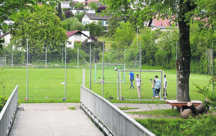 Geht es nach dem Gemeinderat, kommt ein neues Zyklus-1-Schulhaus beim Junkholz auf die jetzige grüne Spielwiese. Bild: Daniel Marti