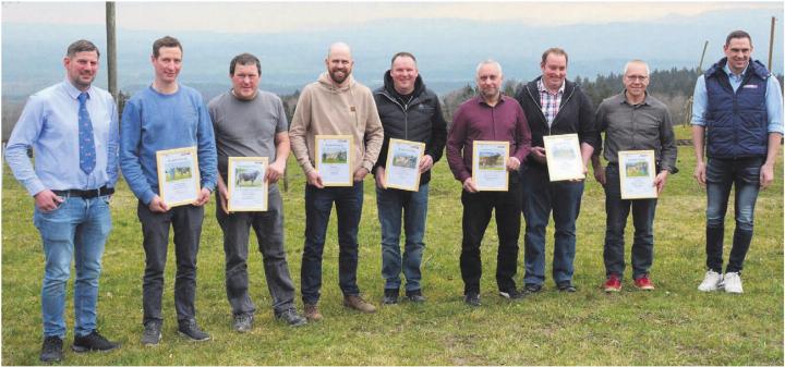 Die Züchter der 100 000er-Kühe mit Cyrill Gauch, Präsident von Braunvieh Aargau (links), und Andreas Kocher (rechts), der die Grüsse von Braunvieh Schweiz überbrachte. Die Züchter der 100 000er-Kühe mit Cyrill Gauch, Präsident von Braunvieh Aargau (links), und Andreas Kocher (rechts), der die Grüsse von Braunvieh Schweiz überbrachte.