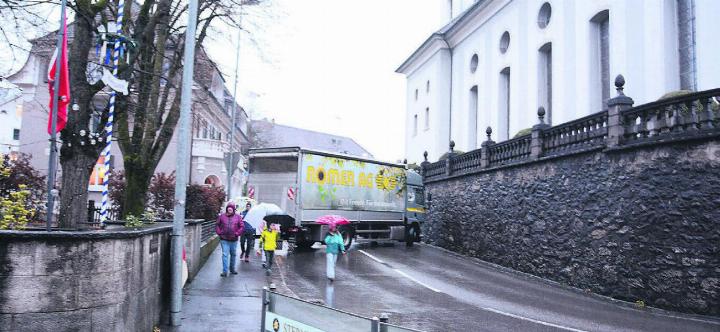 An den Hauptverkehrsachsen werden wie am vergangenen Chlausauszug (Bild) Lastwagen aufgestellt, um den Fasnachtsumzug abzuschirmen. Bild: Archiv/spr