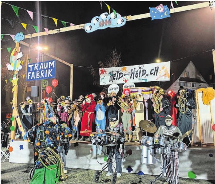 Die Fasnachtsgruppe Heid-Heid hat am Freitagabend ihr Motto bekannt gegeben und damit die Villmerger Fasnacht offiziell eröffnet. Bild: zg