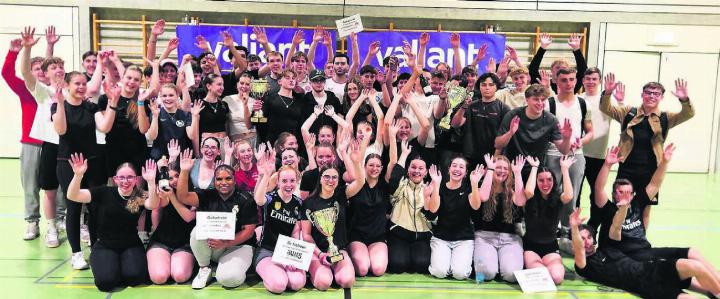 Das Gesamtsiegerfoto beweist es: Die Stimmung an der Volley-Night war riesig. Bild: zg