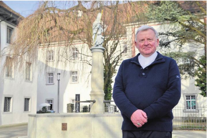 Dem Freiamt fühlt er sich nach wie vor verbunden: Weihbischof Josef Stübi beim Gespräch im Klosterhof in Muri. Bild: Thomas Stöckli