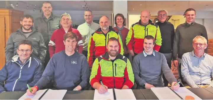 Sie trafen sich, um den neuen Betriebsplan zu unterzeichnen. Hinterste Reihe von links: Mike Koch, Bärholz Waldgenossenschaft; Thomas Baumann, Fahrwangen; Christine Gottermann, Fahrwangen; Gian-Carlo Silvestri, Büttikon. Mittlere Reihe von links, Kurt Niederhauser, Bettwil; Thomas Füglistaler, Uezwil; Urs Meyer, Forstbetrieb Lindenberg; Daniel Lüscher, Forstbetrieb Lindenberg; Lukas Isler, Büttikon. Am Tisch bereit zur Unterschrift, Dieter Studer, Meisterschwanden; Ramon Winterberg, Sarmenstorf; Silvan Meyer, Förster Forstbetrieb Lindenberg, Rolf Fankhauser, Kreisförster; Fabian Dietiker, Kantonsförster. Bild: Verena Anna Wigger