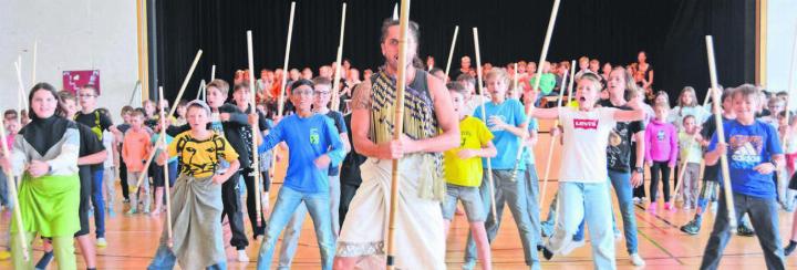 Eindrücklich: Die Kinder tanzten zur Begrüssung ihrer Eltern einen kraftvollen Haka. Bilder: Annemarie Keusch