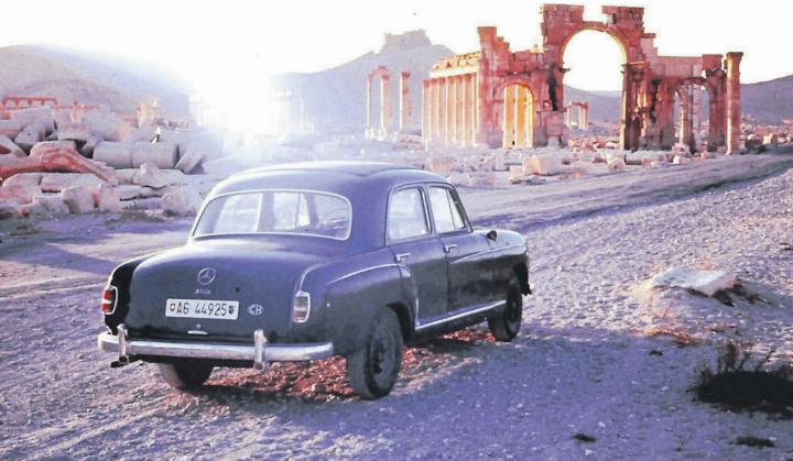 Abstecher in die Wüstenstadt Palmyra: Mit dem alten Mercedes legten Lorenz Stäger und Rudolf Fischer insgesamt 16 322 Kilometer zurück. Die Ruinenstadt wurde später im syrischen Bürgerkrieg stark zerstört. Bilder: zg