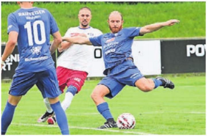 Mehr als ein gewöhnlicher Fussballer: Michael Weber (rechts). Bild: jl