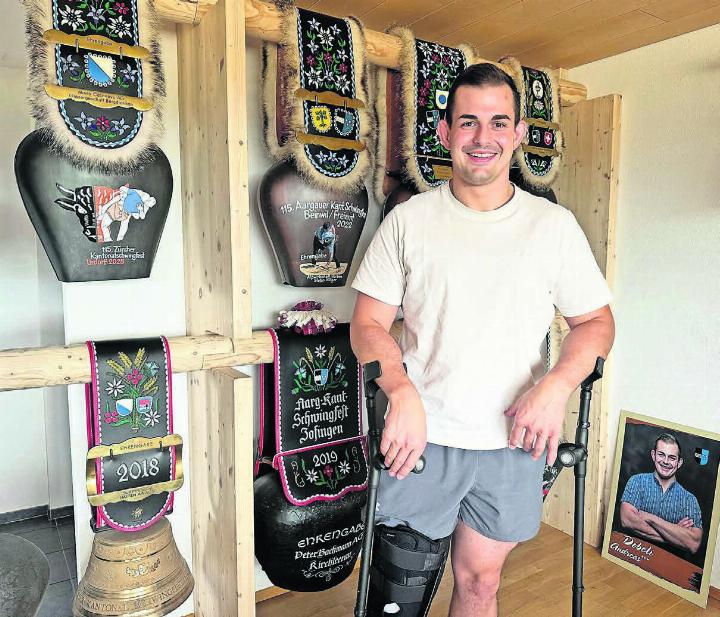 Exakt eine Woche nach seiner Knie-Operation kann Andreas Döbeli in seinem Zuhause in Sarmenstorf schon wieder lachen. Die Enttäuschung über das Saisonende und das erneute Verpassen des ESAF ist dennoch gross.
Bild: Stefan Sprenger