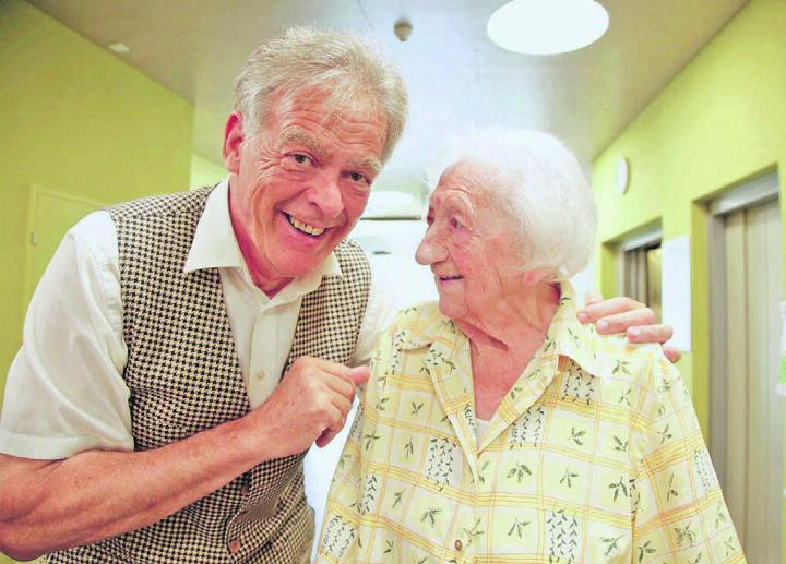 Marcel Lanz liebt den Kontakt mit den Bewohnern und Bewohnerinnen. So wie hier mit der 103-jährigen Alice Räber. «Er ist immer so elegant angezogen», lobt die Seniorin. Bilder: Chregi Hansen / zg