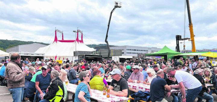 Bevor die neue Sammelstelle gestern Montag den Betrieb aufgenommen hat, wurde sie zu einem Festplatz mit Tausenden von Besuchern und Besucherinnen. Bild: Walter Minder