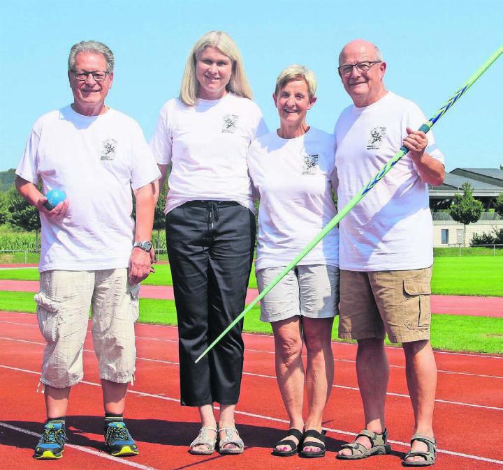 Sie sind Teil des OK und freuen sich auf die Aargauer Meisterschaft Polysport (von links): Walter Nöthiger (Präsident BSC Wohlen-Lenzburg), Monika Käppeli, Marlis Meier (beide Technische Leiterinnen), Josef Füglistaler (OK-Präsident). Die T-Shirts hat der Wohler Künstler Pirmin Breu designt. Einer der zahlreichen Unterstützer des Anlasses. Bilder: Josip Lasic, BSCWL