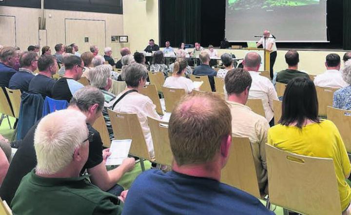 Trotz der hohen Temperaturen fanden 82 Stimmbürger und Stimmbürgerinnen den Weg an die «Gmeind». Bild: mub