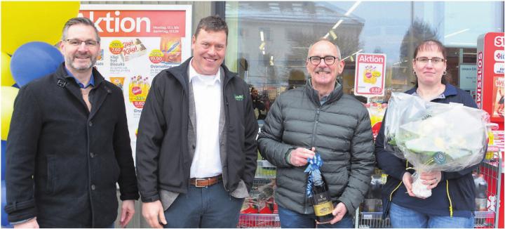 Sie freuen sich über den neuen Volg-Laden: (v. l.): Oliver Schürer von der erweiterten Geschäftsleitung der Volg Konsumwaren AG, Stefan Lüthy, Präsident der Verwaltung der Landi Freiamt, Daniel Strebel, Vorsitzender der Geschäftsleitung der Landi Freiamt, und Daniela Huwiler, Ladenleiterin Volg Fischbach-Göslikon. Bild: Roger Wetli