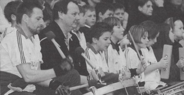 Sollen ihre Mannschaft im Spiel gegen Gossau zum Sieg trommeln: Die Fans des TV Muri.    Bild: Archiv