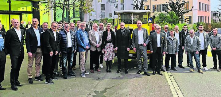 Gruppenfoto mit dem Gastreferenten Thomas Zurbuchen, der Geschäftsleitung, Regierungsrat Jean-Pierre Gallati und allen Teilnehmern. Bilder: Britta Müller