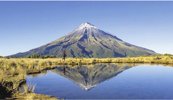 Vorbei an markanten Vulkankegeln. 
Bild: zg