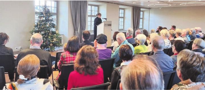 Zahlreiche Besucherinnen und Besucher fanden Interesse an der Vernissage der Weihnachtsausstellung im Singisenflügel des Klosters Muri. Bilder: Verena Anna Wigger Zahlreiche Besucherinnen und Besucher fanden Interesse an der Vernissage der Weihnachtsausstellung im Singisenflügel des Klosters Muri. Bilder: Verena Anna Wigger