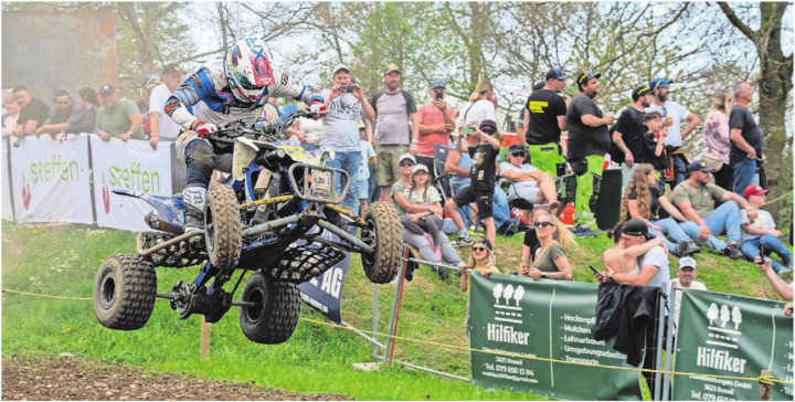 Ein Quad-Sprung an den Köpfen Dutzender Besucher vorbei. Die Show ist für die Zuschauer teilweise zum Greifen nah. Bild: Stefan Hotz Ein Quad-Sprung an den Köpfen Dutzender Besucher vorbei. Die Show ist für die Zuschauer teilweise zum Greifen nah. Bild: Stefan Hotz