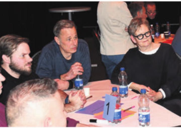 Kulturakteure am Diskutieren. Bild: dm