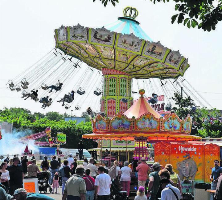 Der Lunapark mit dem Wellenflieger zog die Besucherinnen und Besucher an.