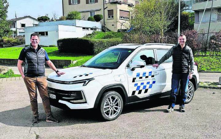 V. l.: Daniel Wachter und Fabian Bucher mit dem JAC-Poolfahrzeug.