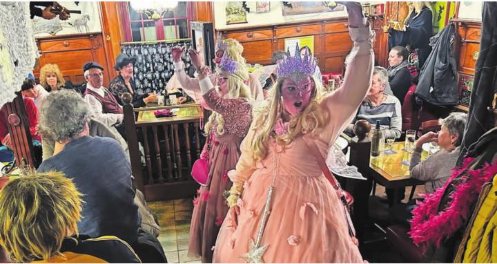 Prächtige Stimmung im «Pic» mit der Schnitzelbank-Gruppe Mini-Pischu. Bild: spr