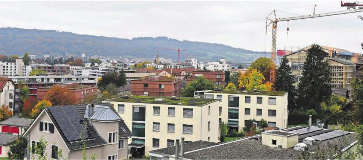 Die finanziellen Sorgen für die Gemeinde Wohlen sind gross: Riesige Investitionen stehen an, wie der Schulhausbau (rechts) beim Zentrum Halde, die Schulden steigen und die Einnahmen werden mit einem gleichbleibenden Steuerfuss nicht höher. Bilder: Daniel Marti