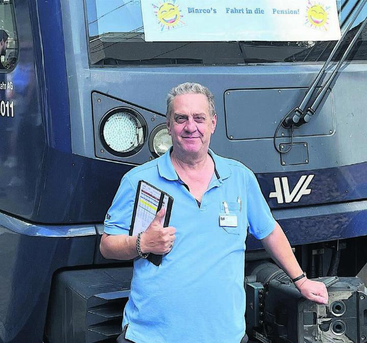 Marco Bianchi posiert nach seiner letzten Fahrt mit der S17 vor dem Lokfahrzeug. Fast vier Jahrzehnte lang navigierte er die Züge der BDB (und der WM) rund um Bremgarten. Bild: Walter Minder