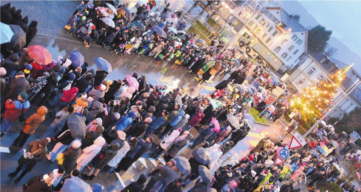 Regenschirme, Pelerinen und dennoch beste Stimmung am Wohler Chlausauszug. Ganz hinten: eine von drei Lastwagenbarrieren, die erstmals zum Einsatz kamen. 
Bild: Stefan Sprenger