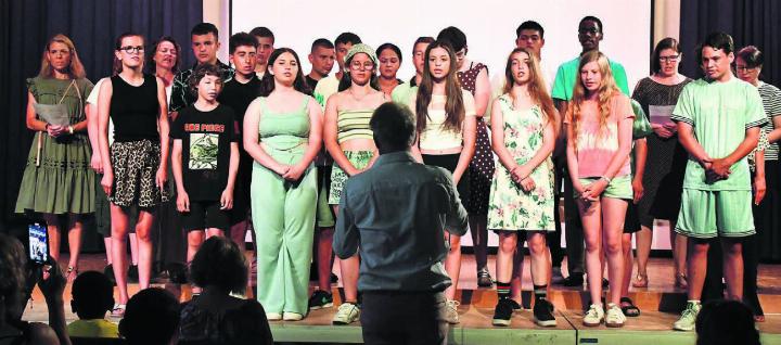 Der Chor der Oberstufe unter der Leitung von Jürg Blattner präsentiert ein Lied von Linard Bardill. Bilder: Monica Rast