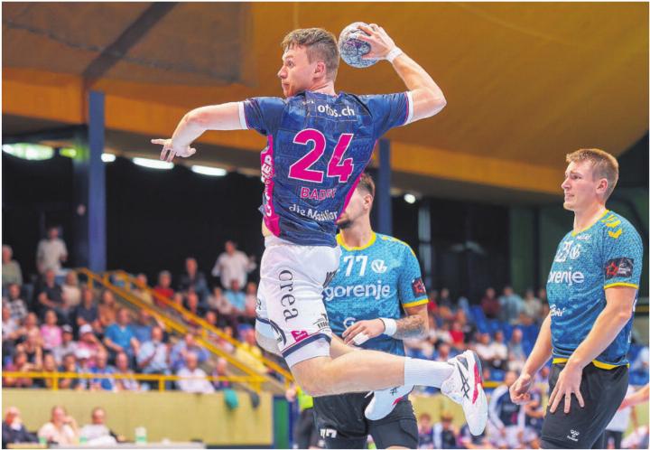 Marc Bader im Duell gegen RK Velenje. Den Verein aus Slowenien konnte der HC Kriens-Luzern in der Qualifikation zur European League ausschalten. Bild: Richi Brandenberger