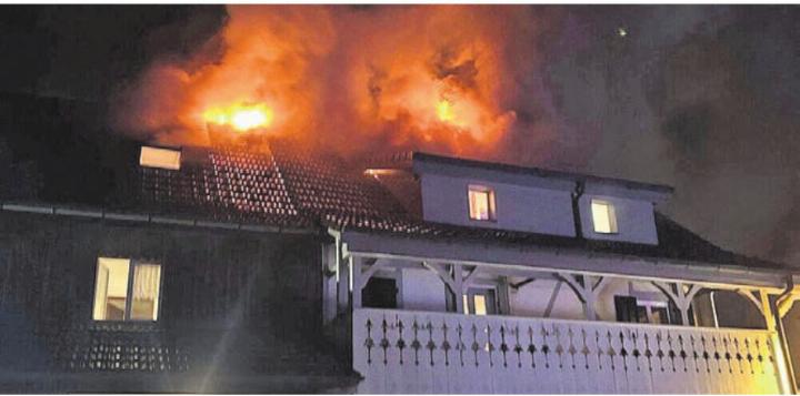 Die Flammen waren im ganzen Dorf zu sehen an diesem Abend. Bild: pz