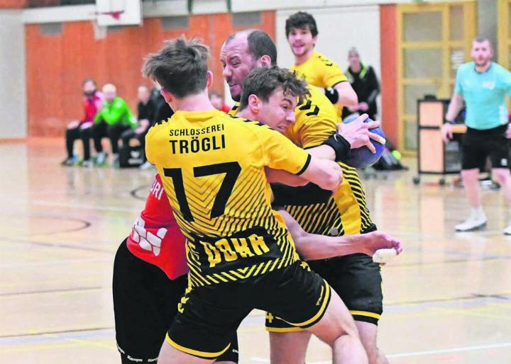 Luiz Egger (Mitte) wird von den Gegenspielern in die Mangel genommen. Er wäre aber der Murianer gewesen, der körperlich noch am ehesten hätte dagegenhalten können. Bild: tvm