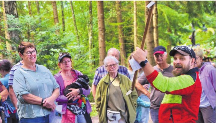 Mit dem Meterstock wird kaum noch gemessen, Silvan Meyer führt das traditionelle Werkzeug doch noch vor. Bilder: Thomas Stöckli