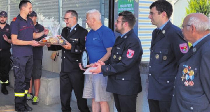 Kommandant Tobias Meier (links) gibt den Gästen aus Deutschland ein Apéroplättchen mit auf den Weg.