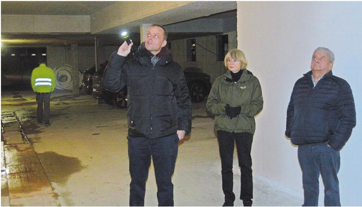 Gemeindeschreiber Urs Schuhmacher (Mitte) führte kompetent und mit Taschenlampe durch die dunkle Baustelle. Bild: Roger Wetli